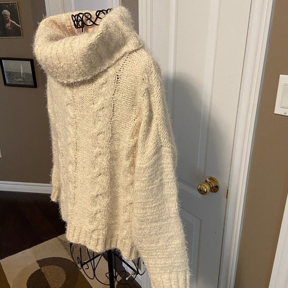 Gorgeous, Soft Cowl Neck Cable Knit Cropped Sweater. Sz L NWOT - Picture 4 of 13